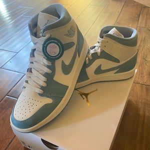 Air Jordan 1 Retro Mid Women’s 7.5